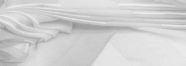 Doku, arkaplan, metalik parıltılı beyaz ipek çizgili kumaş. Eğer kötü bir ruh halin varsa, bu kumaş onu eşi görülmemiş yüksekliklere taşıyacaktır. Projeniz başarılı olacak..