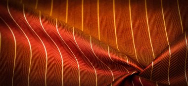 Kumaşın arkaplan dokusu, yakut kırmızısı rengi ince, güçlü, yumuşak, parlak lif kozaların üretiminde ipek böcekleri tarafından elde edilir ve iplik ve kumaş üretimi için birleştirilir..