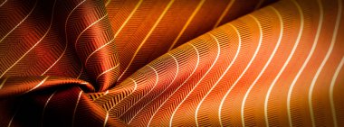 Kumaşın arkaplan dokusu, yakut kırmızısı rengi ince, güçlü, yumuşak, parlak lif kozaların üretiminde ipek böcekleri tarafından elde edilir ve iplik ve kumaş üretimi için birleştirilir..