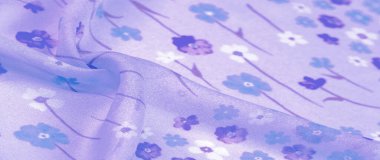 Arkaplan deseni, ipek kumaş, eflatun arkaplanda küçük çiçekler, baskılı ince bir gök mavisi rengi. Çiçek tasarımı