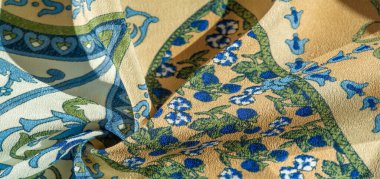 Arkaplan desenli kartpostal, ipek kumaş, ılımlı sakin renkler, kraliyet monogramı deseni, kumaş üzerinde mavi, yeşil, kahverengi renkler. Tasarımınız Orta Çağ ruhuna uygun olacak.