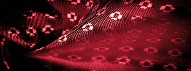 Kumaşın arkaplan dokusu, yakut kırmızısı rengi ince, güçlü, yumuşak, parlak lif kozaların üretiminde ipek böcekleri tarafından elde edilir ve iplik ve kumaş üretimi için birleştirilir..