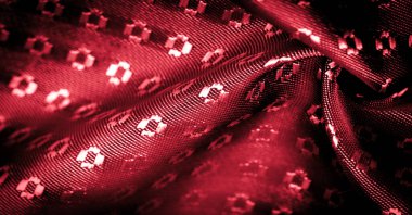 Kumaşın arkaplan dokusu, yakut kırmızısı rengi ince, güçlü, yumuşak, parlak lif kozaların üretiminde ipek böcekleri tarafından elde edilir ve iplik ve kumaş üretimi için birleştirilir..