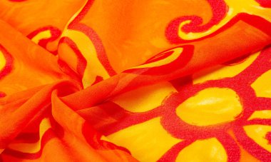 desen ipeği, kumaş kırmızısı arkaplan boyalı sarı çiçekler kumaş desenli çizimler. Parlak sarı çiçekli ve köri renkli çizgili izler avlunun her tarafına yayılmış..