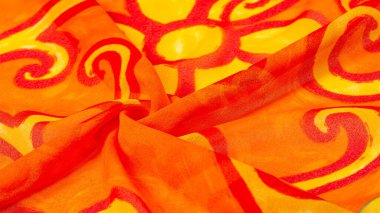 desen ipeği, kumaş kırmızısı arkaplan boyalı sarı çiçekler kumaş desenli çizimler. Parlak sarı çiçekli ve köri renkli çizgili izler avlunun her tarafına yayılmış..