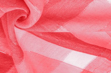 Kumaş desenli ipek atkı, kırmızı, metal şeritli kadın. Eşarp, soyut İskoç motiflerinin pastel tonlarında işaretlenmiş hassas yama desenleriyle süslenmiş.