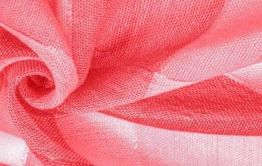 Kumaş desenli ipek atkı, kırmızı, metal şeritli kadın. Eşarp, soyut İskoç motiflerinin pastel tonlarında işaretlenmiş hassas yama desenleriyle süslenmiş.