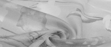 Doku, arka plan, gri çiçekli beyaz ipek süs. Kumaşın bir Jacquard dokuması var. Bu kumaş sayesinde yumuşak bir şekilde parıldayan saten bölümler elde etti.