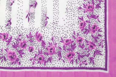 Doku arka planı, kadın şalı. Gülüşünde kırmızı çiçekler, hafif eşarplar, plaj havluları İnternet için zarif bir tasarım: moda çiçekleri, desenler, şallar.,