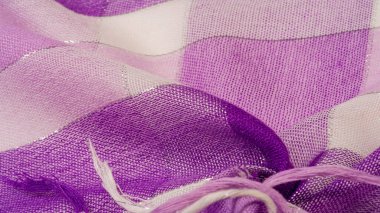 Kumaş desenli ipek atkı, mavi ve metal çizgili. Eşarp, soyut İskoç motiflerinin pastel tonlarında işaretlenmiş hassas yama desenleriyle süslenmiş.