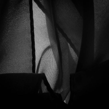 Doku, arkaplan, desen, saten siyah genellikle parlak bir yüzeye ve donuk bir sırta sahip, saten dokuma dört ya da daha fazla dolgu ipliği ile karakterize edilir.,