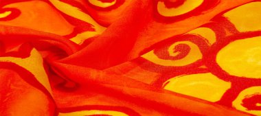 desen ipeği, kumaş kırmızısı arkaplan boyalı sarı çiçekler kumaş desenli çizimler. Parlak sarı çiçekli ve köri renkli çizgili izler avlunun her tarafına yayılmış..