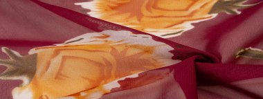 Doku, arka plan, pembe çiçekli bordo kumaş. Projeleriniz stüdyomuzda son ürünlerini kullanma konusunda derin bilgiye sahip tasarımcılar tarafından geliştirildi..