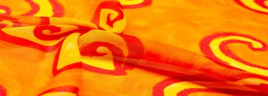 desen ipeği, kumaş kırmızısı arkaplan boyalı sarı çiçekler kumaş desenli çizimler. Parlak sarı çiçekli ve köri renkli çizgili izler avlunun her tarafına yayılmış..