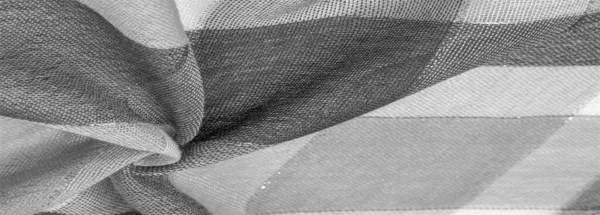 丝绸围巾 女性黑色和白色与金属条纹 围巾上装饰着精美的拼凑图案 用柔和的色彩和抽象的苏格兰图案装饰着 格子织物 — 图库照片