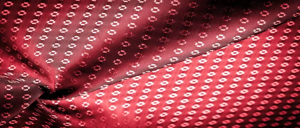 背景の質感 ルビーレッド生地の色は 繭の製造にカイコによって得られ 糸や生地の製造のために組み立てられた薄く 柔らかく 光沢のある繊維です — ストック写真