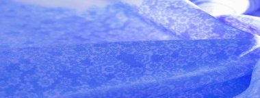 Doku, desen, beyaz arkaplanda mavi ipek kumaş, beyaz arkaplan dekoratif kursunda çiçek desenli siluet, kartpostal duvar kağıdı tasarımı. Projeniz başarılı olacak. İlham verici