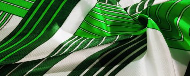 Doku, yeşil çizgili ipek kumaş. Bu kumaşın tasarımı beyaz tavşan stilinde bir yamalı mozaiğe adanmıştır. Bir peri masalının yeleğinin nasıl görüneceğini temsil eder..