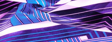 Doku, arkaplan, mavi çizgili ipek kumaş. Bu kumaşın tasarımı beyaz tavşan stilinde bir yamalı mozaiğe adanmıştır. Bir peri masalının yeleğinin nasıl görüneceğini temsil eder..