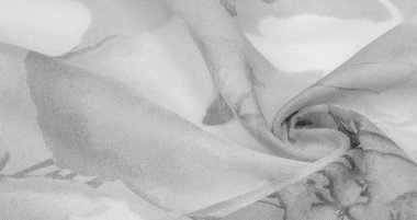 Doku, arka plan, gri çiçekli beyaz ipek süs. Kumaşın bir Jacquard dokuması var. Bu kumaş sayesinde yumuşak bir şekilde parıldayan saten bölümler elde etti.