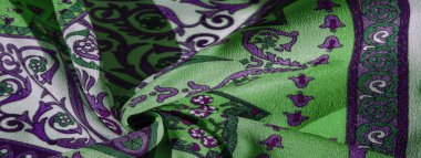 Doku arkaplan deseni, ipek kumaş, ılımlı yatıştırıcı renkler, kraliyet monogram deseni, kumaşta beyaz, yeşil masmavi renkler. Tasarımınız Orta Çağ ruhuna uygun olacak.