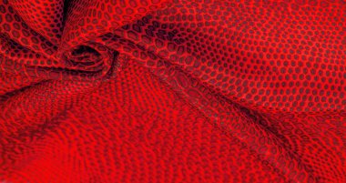 Kırmızı ipek kumaş, hayvan derisi. Tüm projeler stüdyomuzda yeni ve tasarımcılar tarafından tasarlandı. Kumaş fotoğrafçılığı ve son ürünlerinin kullanımı hakkında derin bilgiye sahipler..