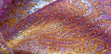 Doku arka planı, desen. pembe brokar kumaş. Organza brokar kumaş - çoban, gevrek palmiye ile. Bu boyunca büyük bir iplik-boyalı çiçek işlemeli desen vardır.