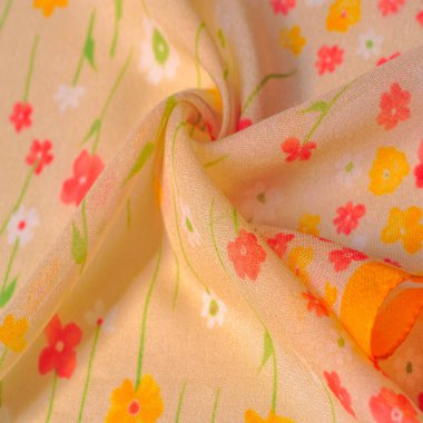 Doku arka planı, ipek kumaş, bej arka planda küçük çiçekler, ince dikiş. Kırmızı, bej renkli ton. Çiçek tasarımı