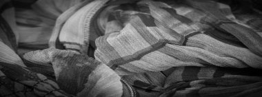 Arkaplan dokusu, siyah beyaz ipek kumaş, gümüş. Titanyum. Çiçek deseni, kıvrım, resif, dalgalanma, dalgalanma, kumaşın yüzeyinde küçük bir dalga ya da bir dizi dalga.,