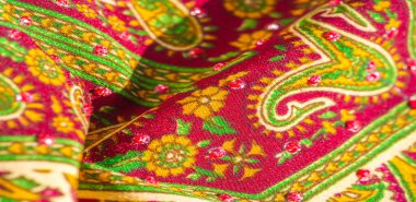 Arka plan dokusu, desen, desenli kumaş pamuk. Özgür Ruh için Kaffe Fassett tarafından tasarlanan bu büyük desenli paletin renk tonları, sıcak pembe, kobalt mavisi, fuşya ve mor ile yeşilin tonlarıdır..