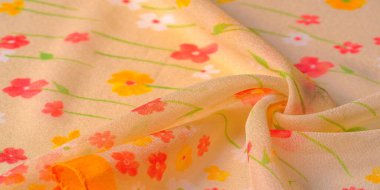 Doku arka planı, ipek kumaş, bej arka planda küçük çiçekler, ince dikiş. Kırmızı, bej renkli ton. Çiçek tasarımı