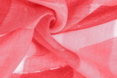 Kumaş desenli ipek atkı, kırmızı, metal şeritli kadın. Eşarp, soyut İskoç motiflerinin pastel tonlarında işaretlenmiş hassas yama desenleriyle süslenmiş.