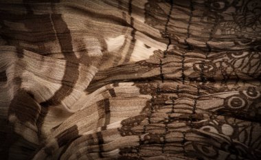 Arkaplan dokusu, dekoratif süs, kahverengi bej ipek kumaş, çiçek deseni, kıvrım, resif, dalgalanma, dalgalanma, küçük bir dalga ya da kumaşın yüzeyinde bir dizi dalga,