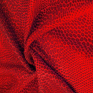 Kırmızı ipek kumaş, hayvan derisi. Tüm projeler stüdyomuzda yeni ve tasarımcılar tarafından tasarlandı. Kumaş fotoğrafçılığı ve son ürünlerinin kullanımı hakkında derin bilgiye sahipler..