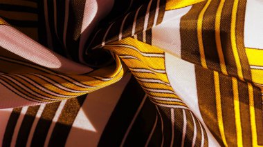 Doku, arkaplan, sarı çizgili ipek kumaş. Bu kumaşın tasarımı muhteşem bir yeleğin görünümünü temsil eden beyaz tavşan mozaiğine adanmıştır..