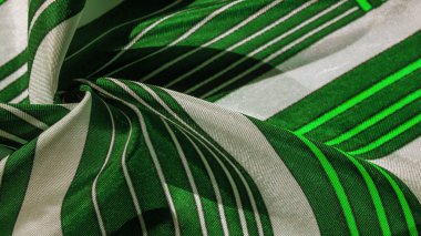 Doku, yeşil çizgili ipek kumaş. Bu kumaşın tasarımı beyaz tavşan stilinde bir yamalı mozaiğe adanmıştır. Bir peri masalının yeleğinin nasıl görüneceğini temsil eder..