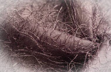 Arkaplan dokusu, dekoratif süs, kahverengi ipek kumaş, kumaşta dokuma iplikleri, kabarık efekt, his, görünüş veya bir yüzey veya maddenin dokusu.