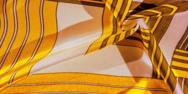 Doku, arkaplan, sarı çizgili ipek kumaş. Bu kumaşın tasarımı muhteşem bir yeleğin görünümünü temsil eden beyaz tavşan mozaiğine adanmıştır..