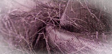 Arkaplan dokusu, dekoratif süs, kahverengi ipek kumaş, kumaşta dokuma iplikleri, kabarık efekt, his, görünüş veya bir yüzey veya maddenin dokusu.