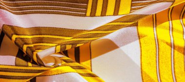 Doku, arkaplan, sarı çizgili ipek kumaş. Bu kumaşın tasarımı muhteşem bir yeleğin görünümünü temsil eden beyaz tavşan mozaiğine adanmıştır..