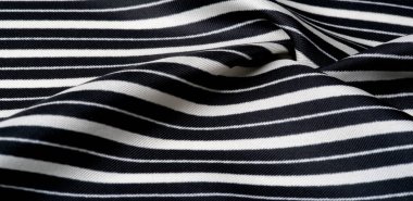 İpek çizgili kumaş. Siyah ve beyaz çizgiler. Bu güzel, süper yumuşak ipek karışımı orta kalınlıkta örülmüş kumaş tasarım projeleriniz için mükemmel. Lüks bir his için sırtına sürtünüyor.