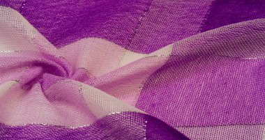 Kumaş desenli ipek atkı, mavi ve metal çizgili. Eşarp, soyut İskoç motiflerinin pastel tonlarında işaretlenmiş hassas yama desenleriyle süslenmiş.