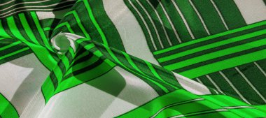 Doku, yeşil çizgili ipek kumaş. Bu kumaşın tasarımı beyaz tavşan stilinde bir yamalı mozaiğe adanmıştır. Bir peri masalının yeleğinin nasıl görüneceğini temsil eder..