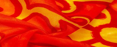 desen ipeği, kumaş kırmızısı arkaplan boyalı sarı çiçekler kumaş desenli çizimler. Parlak sarı çiçekli ve köri renkli çizgili izler avlunun her tarafına yayılmış..