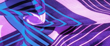 Doku, arkaplan, mavi çizgili ipek kumaş. Bu kumaşın tasarımı beyaz tavşan stilinde bir yamalı mozaiğe adanmıştır. Bir peri masalının yeleğinin nasıl görüneceğini temsil eder..