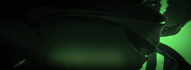 Arkaplan dokusu, dekoratif süs, gerekli ayrıntıları ekleyerek tasarımınızı düzgün veya doğru boyutta yapmak için süsleme çizgileri olan ipek yeşil kumaş