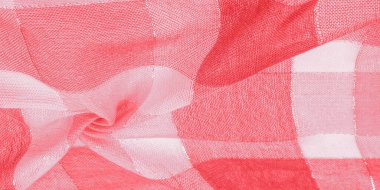 Kumaş desenli ipek atkı, kırmızı, metal şeritli kadın. Eşarp, soyut İskoç motiflerinin pastel tonlarında işaretlenmiş hassas yama desenleriyle süslenmiş.