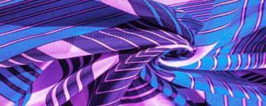 Doku, arkaplan, mavi çizgili ipek kumaş. Bu kumaşın tasarımı beyaz tavşan stilinde bir yamalı mozaiğe adanmıştır. Bir peri masalının yeleğinin nasıl görüneceğini temsil eder..