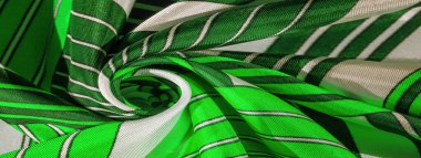 Doku, yeşil çizgili ipek kumaş. Bu kumaşın tasarımı beyaz tavşan stilinde bir yamalı mozaiğe adanmıştır. Bir peri masalının yeleğinin nasıl görüneceğini temsil eder..