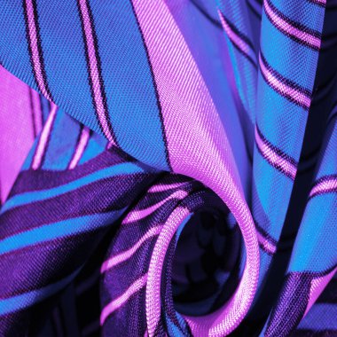 Doku, arkaplan, mavi çizgili ipek kumaş. Bu kumaşın tasarımı beyaz tavşan stilinde bir yamalı mozaiğe adanmıştır. Bir peri masalının yeleğinin nasıl görüneceğini temsil eder..